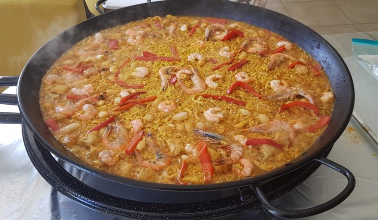 Paella espagnole traditionnelle cuisinée à Genève avec safran